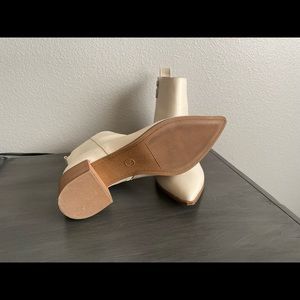 Universal Thread White Booties